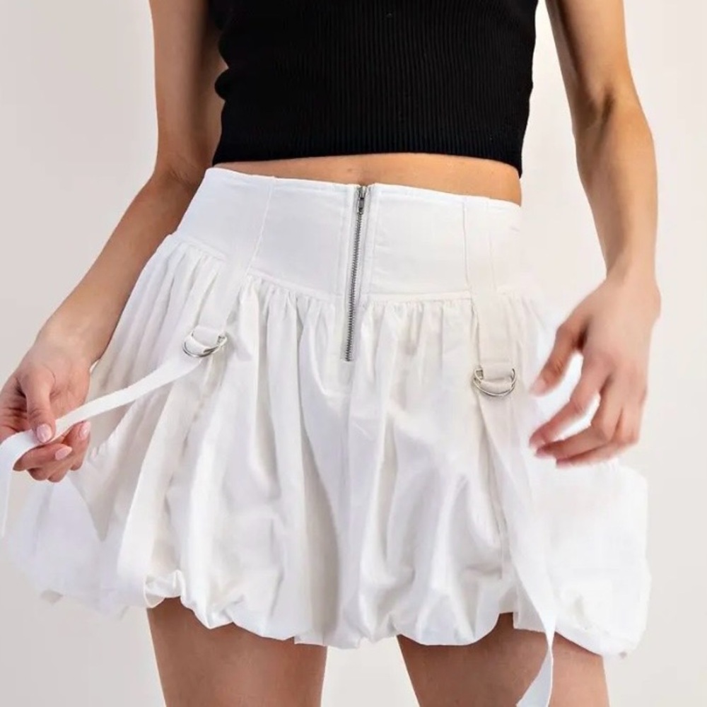Eesome White Mini Skirt with Zipper Detail.
